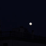 Luna y cuerpos azules